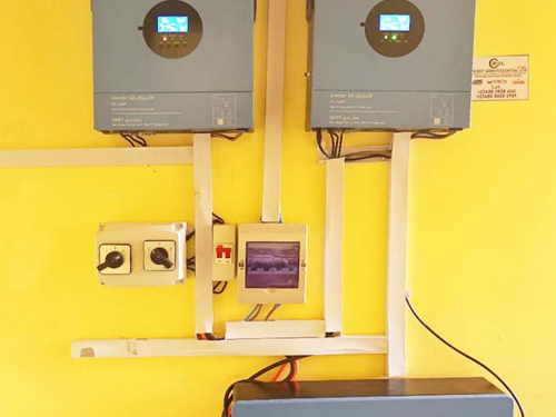 Zwei 5-kW-Wechselrichter außerhalb des Gitters + 10 kWh Lithium-Batterien bauen ein hocheffizientes Haushaltsnetz-System